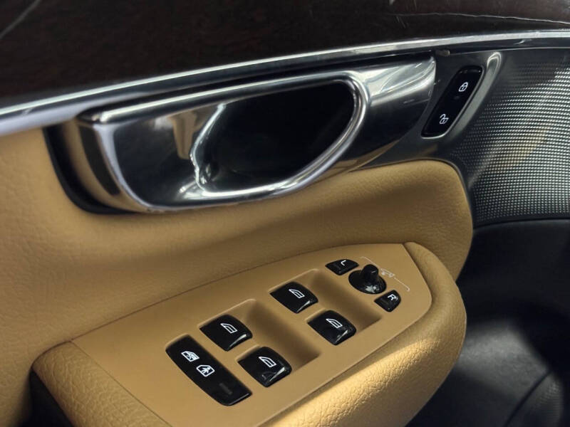 2016 Volvo XC90 T6 Momentum