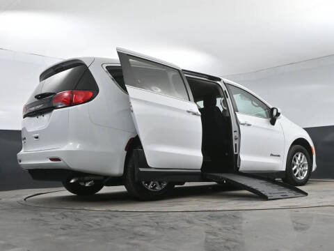 2022 Chrysler Voyager LX