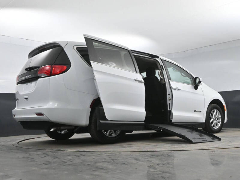 2022 Chrysler Voyager LX