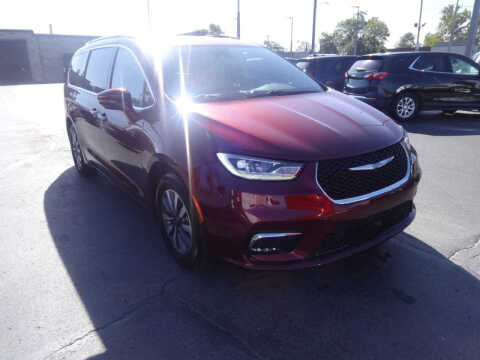 2021 Chrysler Pacifica Hybrid for sale at ROSE AUTOMOTIVE in Hamilton OH