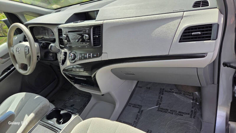 2013 Toyota Sienna LE 8-Passenger