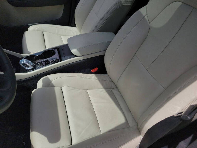 2023 Volvo XC40 B5 Plus Bright Theme