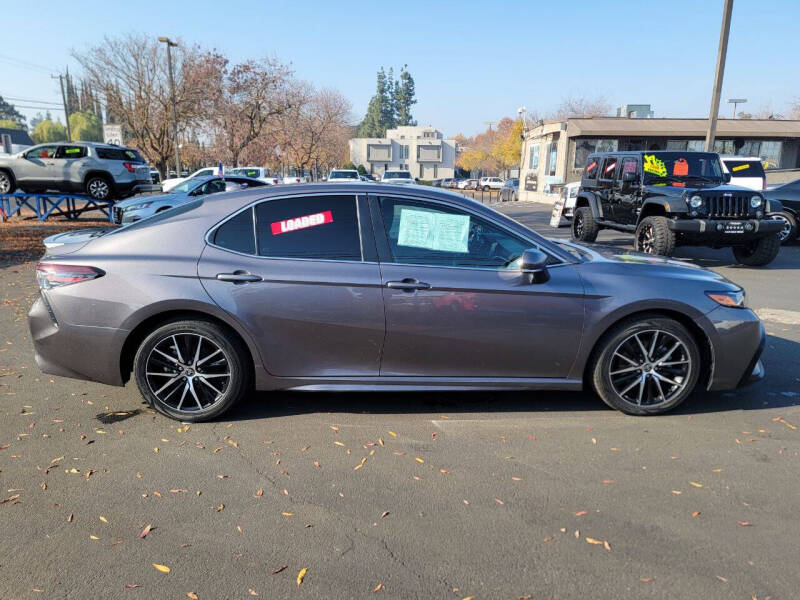 2022 Toyota Camry SE photo 8