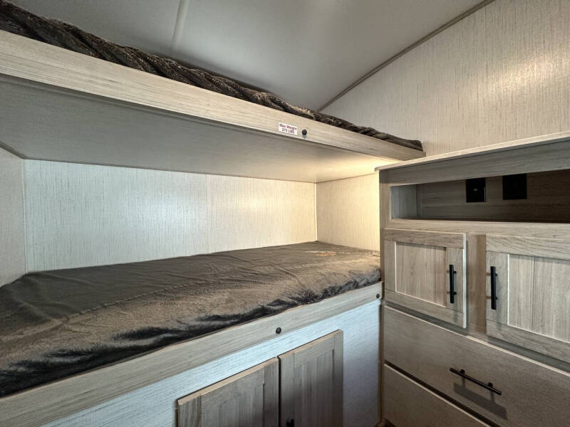 2022 **REDUCED** Shadow Cruiser 280QBS / 31ft