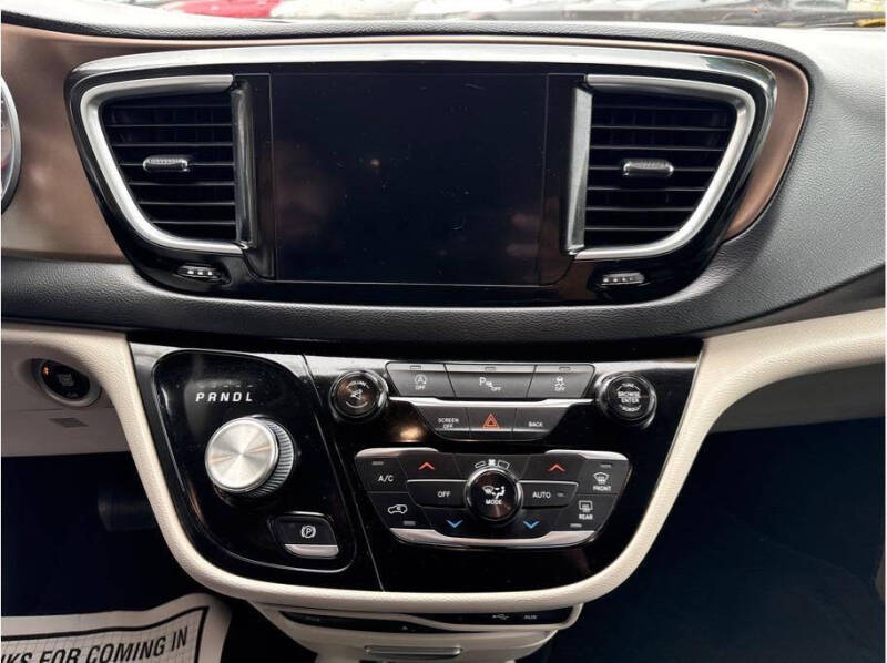 2017 Chrysler Pacifica Touring-L Plus