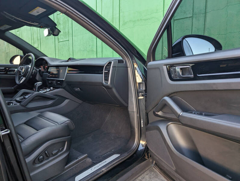 2023 Porsche Cayenne Coupe Platinum Edition