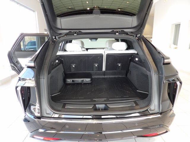 2024 Cadillac LYRIQ Luxury 2