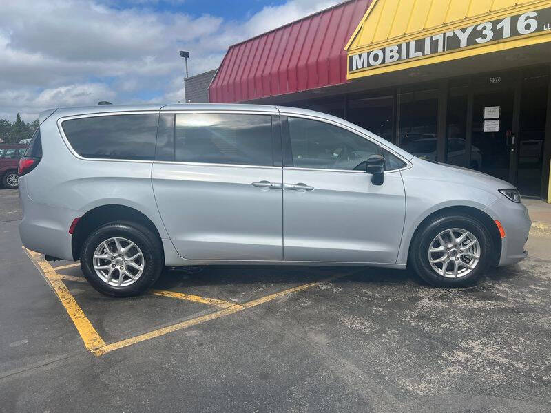 2024 Chrysler Pacifica Touring