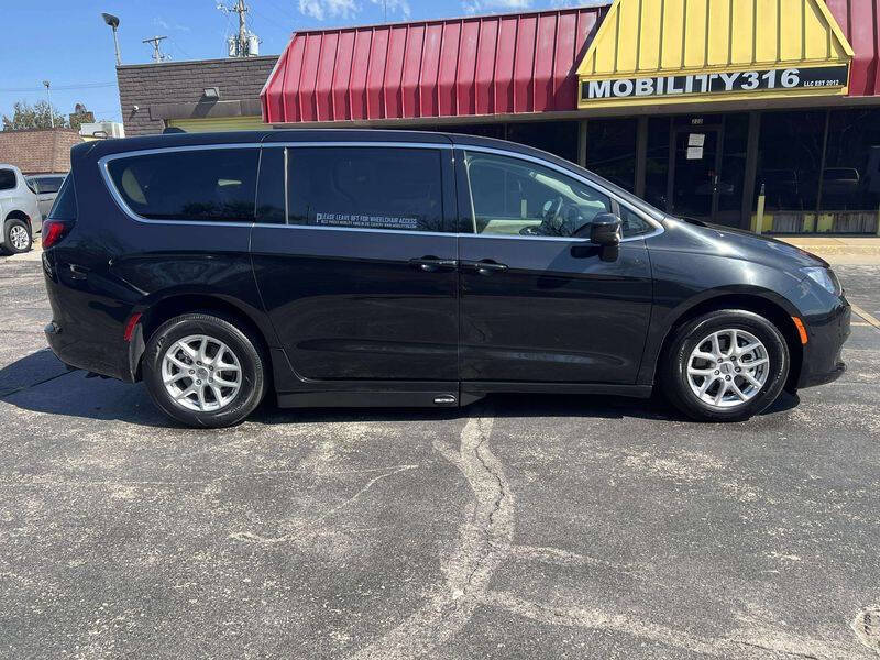 2022 Chrysler Voyager LX