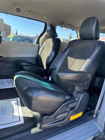 2013 Toyota Sienna SE 8-Passenger
