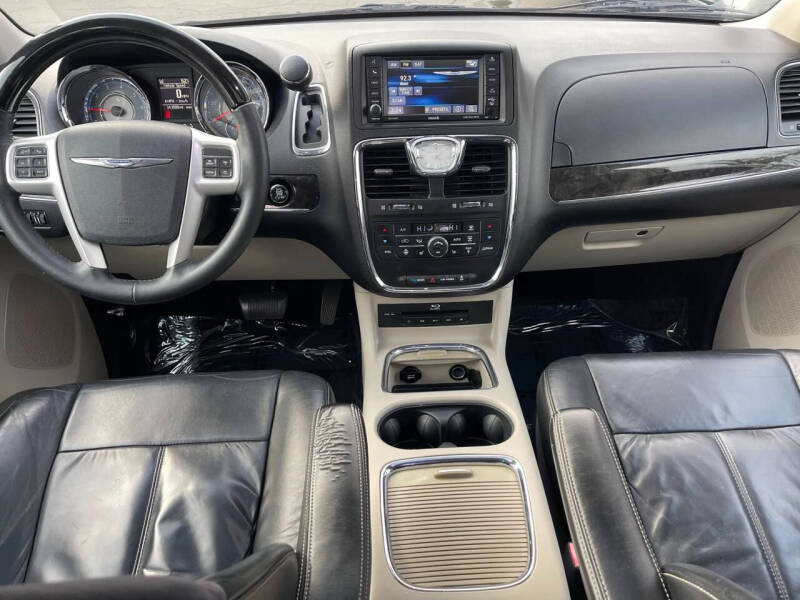 2015 Chrysler Town and Country Limited Platinum