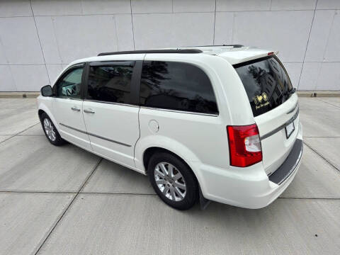 2013 Chrysler Town and Country Touring