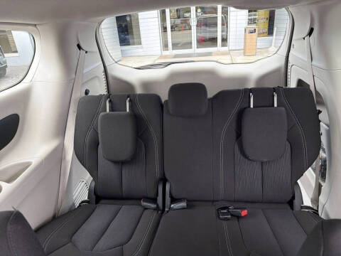 2023 Chrysler Voyager LX