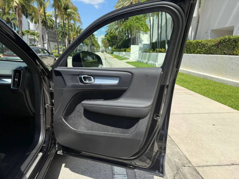 2025 Volvo XC40 B5 Core Bright Theme