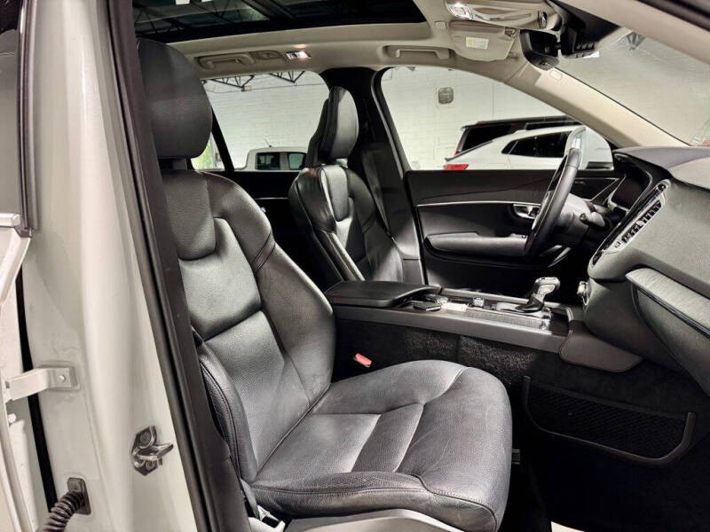 2020 Volvo XC90 T6 Momentum 6-Passenger