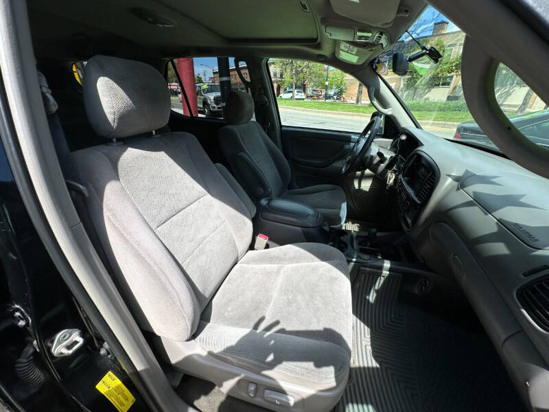 2003 Toyota Sequoia SR5 photo 21