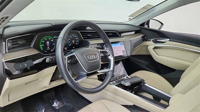 2022 Audi e-tron quattro Premium