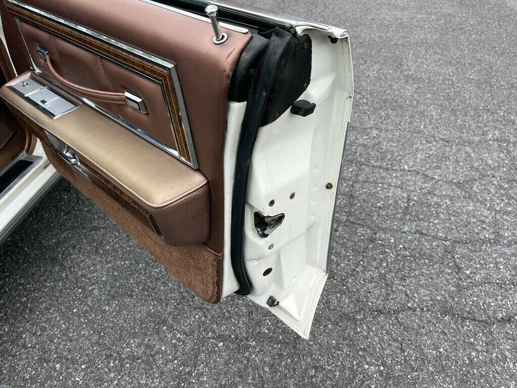 1976 Lincoln Continental 38
