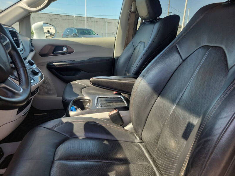 2017 Chrysler Pacifica Touring-L Plus