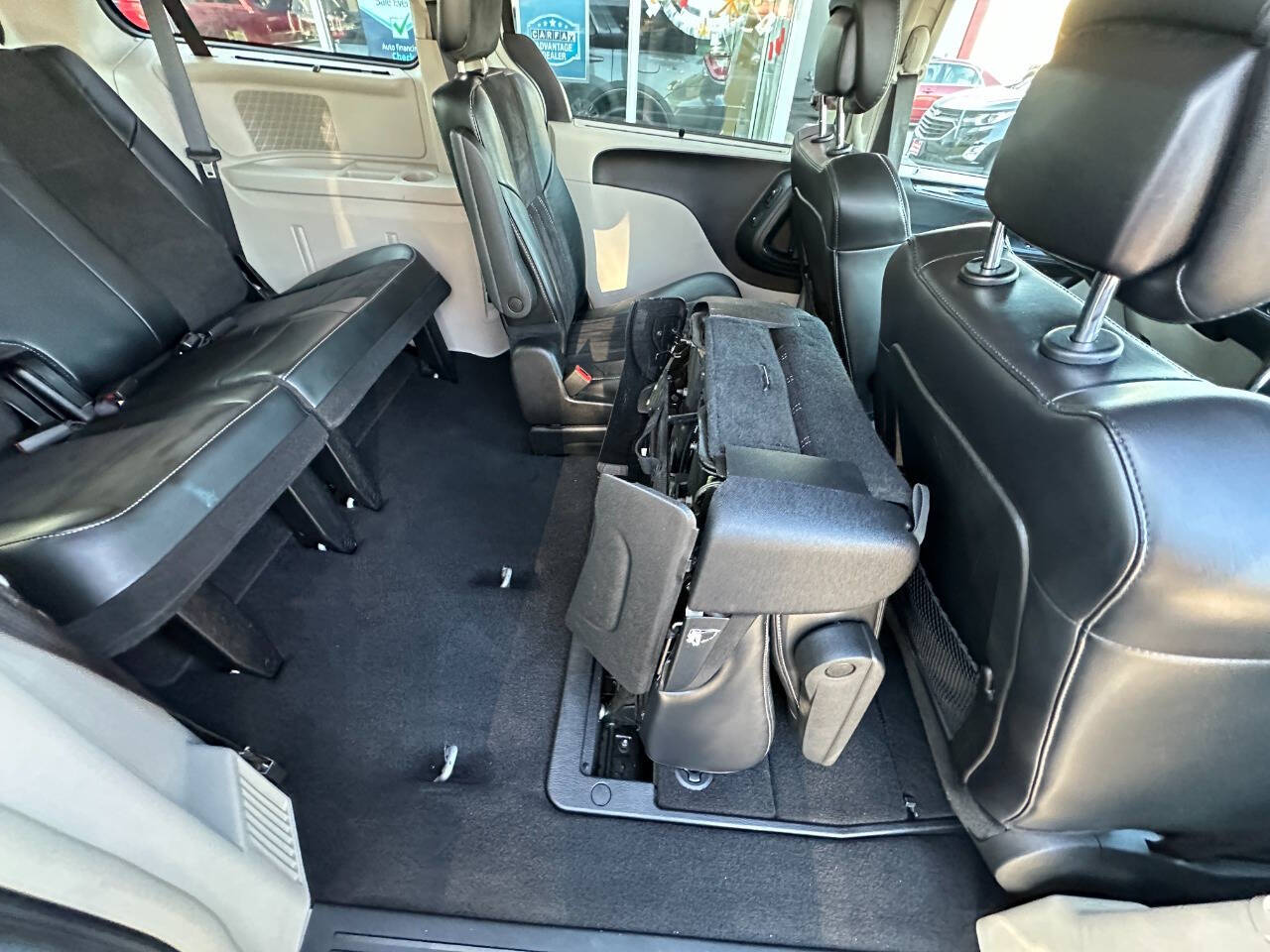 ChryslerTown and Country26