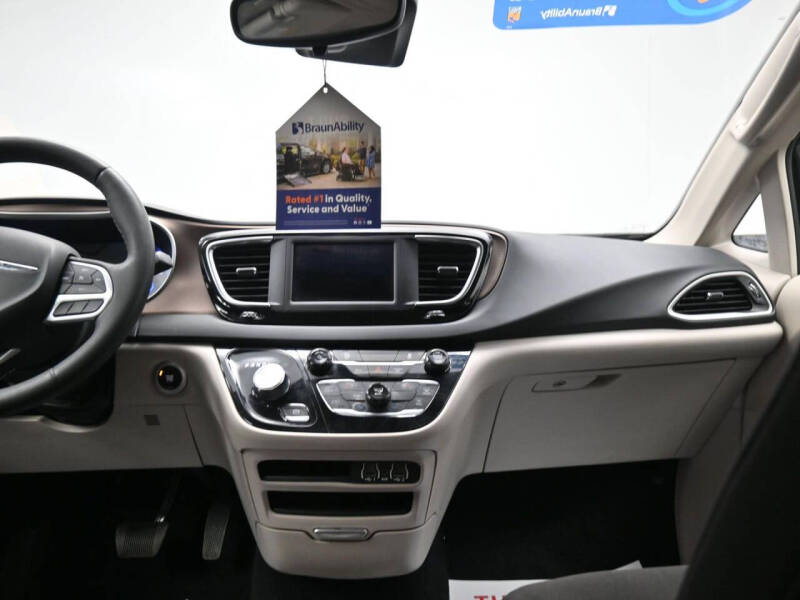 2023 Chrysler Voyager LX