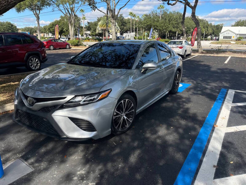 2019 Toyota Camry SE's photo