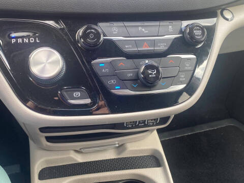 2022 Chrysler Voyager LX