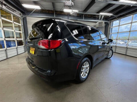 2022 Chrysler Voyager LX