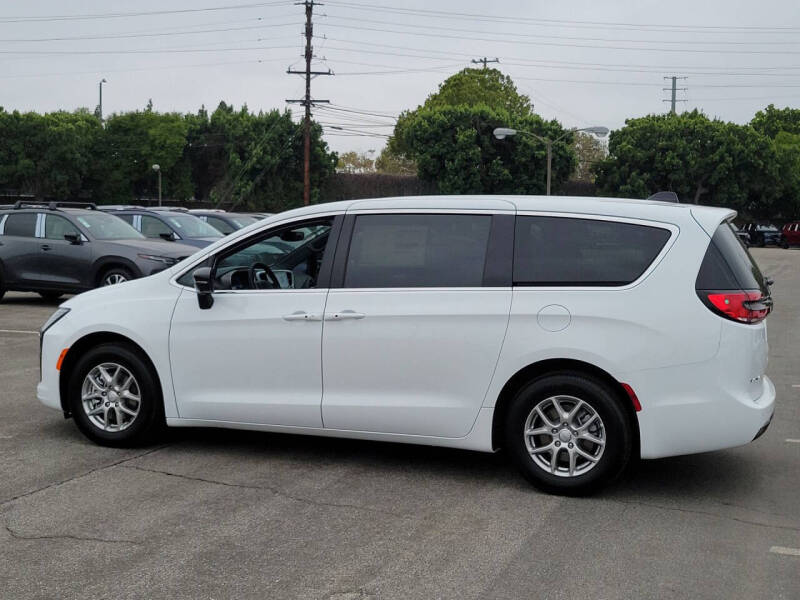 2027 Chrysler Pacifica Select