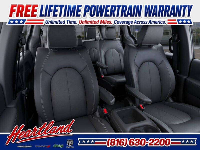 2027 Chrysler Pacifica Select