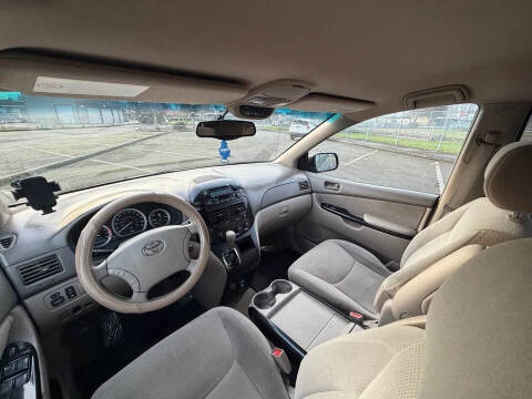 2004 Toyota Sienna LE 7 Passenger