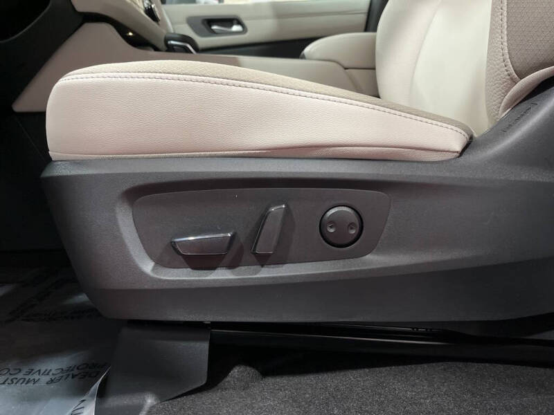 2025 Nissan Pathfinder SL