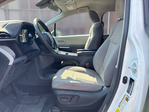 2023 Toyota Sienna LE 8-Passenger