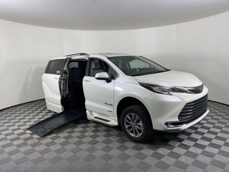 2021 Toyota Sienna XLE's photo