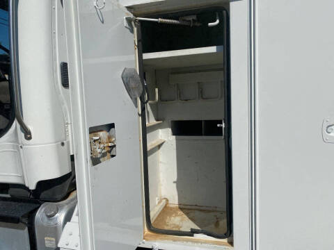 2009 Freightliner M2 106