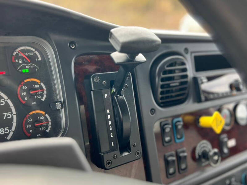 2018 Freightliner M2 106