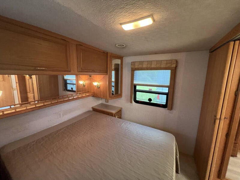 2001 Winnebago Journey 36L