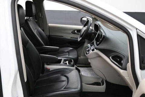 2023 Chrysler Pacifica Plug-In Hybrid Touring L