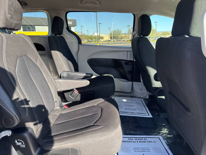 2023 Chrysler Voyager LX