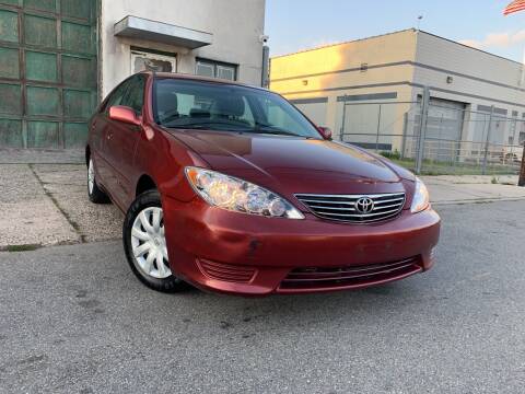 2006 Toyota Camry for sale at Illinois Auto Sales in Paterson NJ