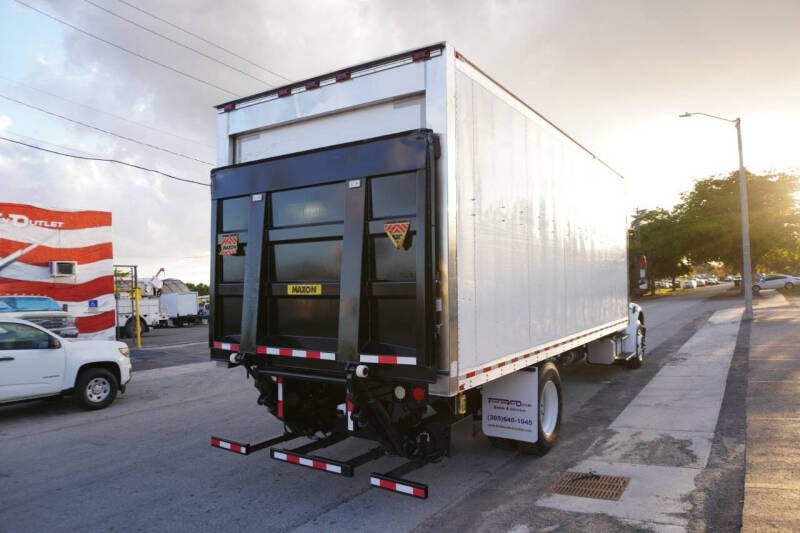 2018 Freightliner M2 106
