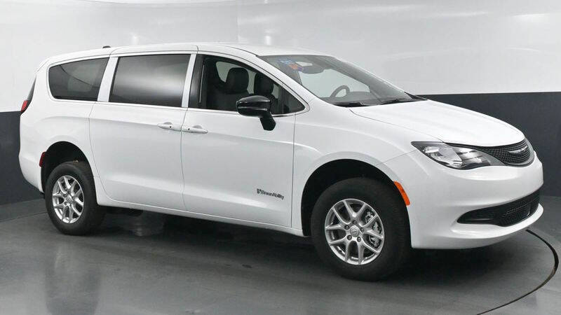 2025 Chrysler Voyager LX