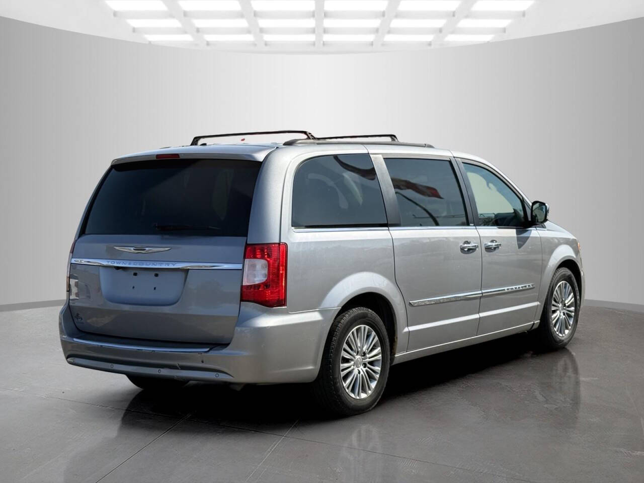 2014 Chrysler Town and Country for sale at Used Cars Toledo in Oregon, OH