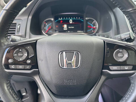 2022 Honda Pilot Touring w/Rear Captain's Chairs