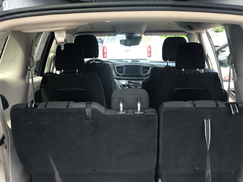 2023 Chrysler Voyager LX