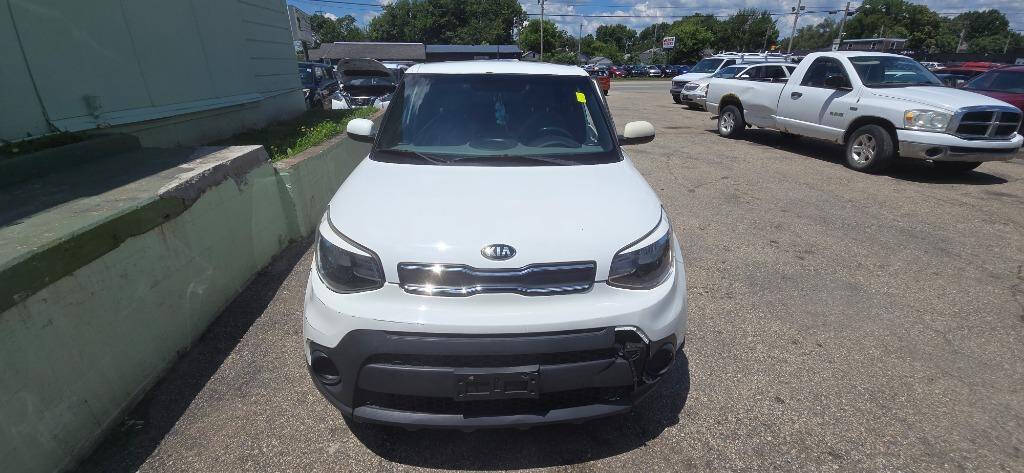 White 2017 Kia Soul Base 4dr Crossover 6A 2