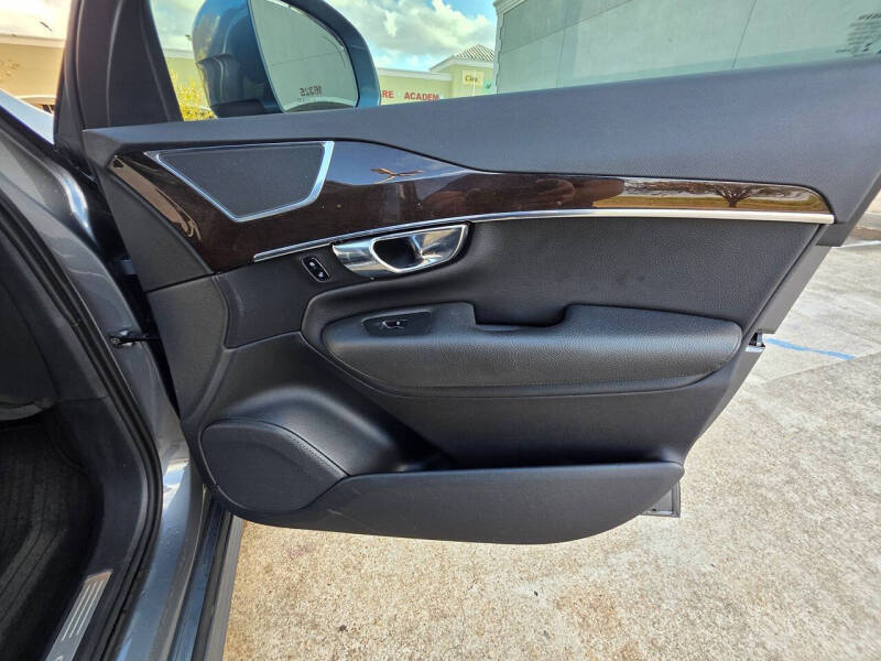 2016 Volvo XC90 T6 Momentum