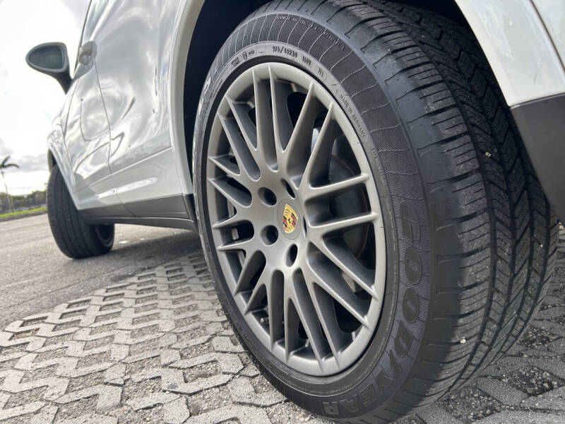 2017 Porsche Cayenne Platinum Edition