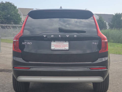 2022 Volvo XC90 T6 Momentum 6-Passenger