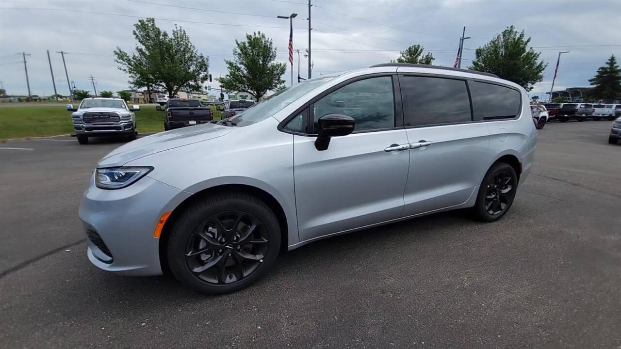 2024 Chrysler Pacifica for sale at Victoria Auto Sales in Victoria, MN